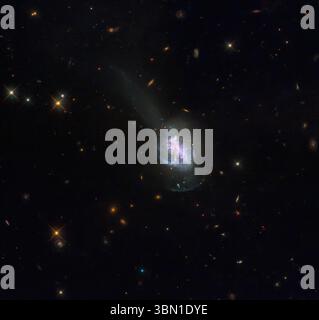 Una galassia a spirale luminosa con un flusso di gas trainante, catturata dal telescopio spaziale Hubble. Per gentile concessione della NASA. Foto Stock