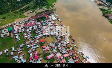 Splendida vista aerea della colorata città di Leticia, annidata sul Rio delle Amazzoni, che mostra la sua architettura unica e i suoi dintorni lussureggianti. Foto Stock
