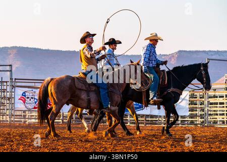 Tre cowboy si stanno preparando a partecipare a una gara di rodeo. Foto Stock
