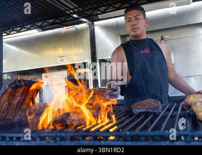 Toronto, Canada. 29 giugno 2025. Uno chef lavora sulle costolette durante il Toronto Ribfest 2025 a Toronto, Canada, il 29 giugno 2025. Il festival annuale degli amanti della carne si tiene qui dal 28 giugno al 1° luglio. Crediti: Zou Zheng/Xinhua/Alamy Live News Foto Stock