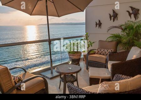 10 novembre 2017. Messico, Stato di Nayarit. Lussuoso balcone di una camera fronte oceano in un hotel resort. Foto Stock