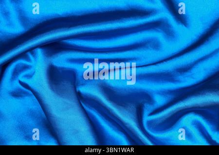 È curvo su seta blu per motivi e sfondo. Foto Stock