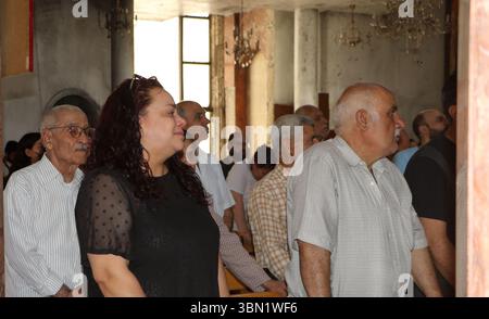 Damasco, Siria. 29 giugno 2025. I congreganti partecipano alla prima messa domenicale alla Chiesa di Mar Elias dopo un attentato suicida a Damasco, Siria, il 29 giugno 2025. I fedeli si sono riuniti domenica per la prima messa nella chiesa di Mar Elias nel distretto di Dweilaa a est di Damasco, una settimana dopo un devastante attentato suicida che ha ucciso 25 persone e ferito 63. PER ANDARE CON "Feature: La Congregazione prega per la pace nella prima messa domenicale dopo l'esplosione mortale della chiesa" crediti: Monsef Memari/Xinhua/Alamy Live News Foto Stock