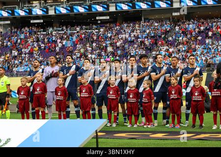 Minneapolis, Minnesota, Stati Uniti. 29 giugno 2025. Guatemala è l'inno nazionale prima di una partita di calcio dei quarti di finale della CONCACAF Gold Cup tra Canada e Guatemala allo US Bank Stadium di Minneapolis, Minnesota. Steven Garcia-CSM/Alamy Live News Foto Stock