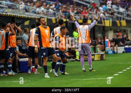 Minneapolis, Minnesota, Stati Uniti. 29 giugno 2025. Il Guatemala reagisce a una chiamata ufficiale durante una partita di calcio dei quarti di finale della CONCACAF Gold Cup tra Canada e Guatemala allo US Bank Stadium di Minneapolis, Minnesota. Steven Garcia-CSM/Alamy Live News Foto Stock