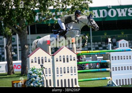 Calgary, Alberta, Canada, 29 giugno 2025. Daniel Coyle (IRE) in sella a Incredible - The Pan American, Spruce Meadows Masters, - AON Grand Prix - crediti: Peter Llewellyn/Alamy Live News Foto Stock