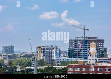 Gru da costruzione e grattacieli incompleti punteggiano il paesaggio di Atlanta. Foto Stock