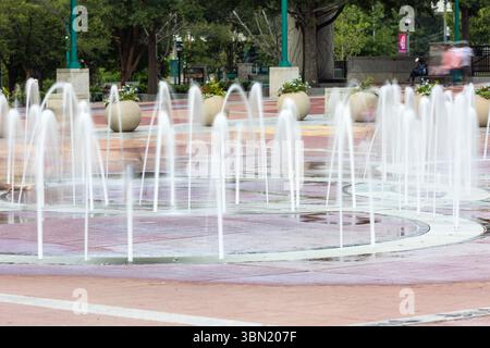 Spruzzi d'acqua che saltano dalla sfocatura del movimento al Centennial Olympic Park di Atlanta. Foto Stock