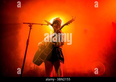 Manchester, Regno Unito. 29 giugno 2025. Michelle Zauner (voce solista, chitarrista) dei Japanese Breakfast si esibisce dal vivo sul palco durante il concerto. Michelle Zauner (voce solista, chitarrista) dei Japanese Breakfast con Craig Hendrix (batteria, percussioni, cori), Lauren Baba (violino, tastiere, percussioni, cori), e Adam Schatz (sassofono, tastiere, percussioni, cori) si sono esibiti alla Manchester Academy UK come parte del loro - The Melancholy Tour. Credito: SOPA Images Limited/Alamy Live News Foto Stock