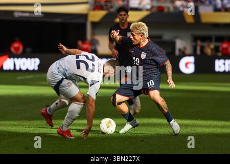Minneapolis, Minnesota, Stati Uniti. 29 giugno 2025. Il centrocampista degli Stati Uniti DIEGO LUNA (10) incrocia un difensore. Gli Stati Uniti e la Costa Rica si sono affrontati nei quarti di finale della CONCACAF maschile 2025 allo US Bank Stadium di Minneapolis Minnesota domenica 29 giugno. Gli Stati Uniti sono stati vittoriosi vincendo ai calci di rigore. (Credit Image: © Michael Turner/ZUMA Press Wire) SOLO PER USO EDITORIALE! Non per USO commerciale! Foto Stock
