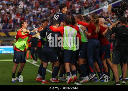 Minneapolis, Minnesota, Stati Uniti. 29 giugno 2025. I giocatori degli Stati Uniti festeggiano insieme dopo aver segnato un gol. Gli Stati Uniti e la Costa Rica si sono affrontati nei quarti di finale della CONCACAF maschile 2025 allo US Bank Stadium di Minneapolis Minnesota domenica 29 giugno. Gli Stati Uniti sono stati vittoriosi vincendo ai calci di rigore. (Credit Image: © Michael Turner/ZUMA Press Wire) SOLO PER USO EDITORIALE! Non per USO commerciale! Foto Stock