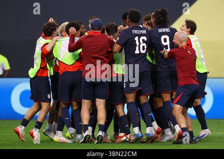Minneapolis, Minnesota, Stati Uniti. 29 giugno 2025. I giocatori degli Stati Uniti festeggiano insieme dopo aver vinto la partita. Gli Stati Uniti e la Costa Rica si sono affrontati nei quarti di finale della CONCACAF maschile 2025 allo US Bank Stadium di Minneapolis Minnesota domenica 29 giugno. Gli Stati Uniti sono stati vittoriosi vincendo ai calci di rigore. (Credit Image: © Michael Turner/ZUMA Press Wire) SOLO PER USO EDITORIALE! Non per USO commerciale! Foto Stock