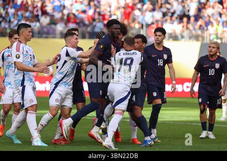 Minneapolis, Minnesota, Stati Uniti. 29 giugno 2025. Le tensioni esplodono mentre entrambe le squadre si impegnano in uno scambio acceso. Gli Stati Uniti e la Costa Rica si sono affrontati nei quarti di finale della CONCACAF maschile 2025 allo US Bank Stadium di Minneapolis Minnesota domenica 29 giugno. Gli Stati Uniti sono stati vittoriosi vincendo ai calci di rigore. (Credit Image: © Michael Turner/ZUMA Press Wire) SOLO PER USO EDITORIALE! Non per USO commerciale! Foto Stock