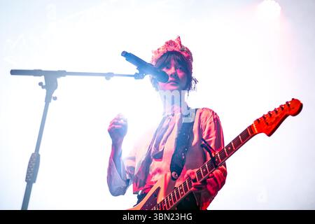 Manchester, Regno Unito. 29 giugno 2025. Michelle Zauner (voce solista, chitarrista) dei Japanese Breakfast si esibisce dal vivo sul palco durante il concerto. Michelle Zauner (voce solista, chitarrista) dei Japanese Breakfast con Craig Hendrix (batteria, percussioni, cori), Lauren Baba (violino, tastiere, percussioni, cori), e Adam Schatz (sassofono, tastiere, percussioni, cori) si sono esibiti alla Manchester Academy UK come parte del loro - The Melancholy Tour. (Foto di Andy Von Pip/SOPA Images/Sipa USA) credito: SIPA USA/Alamy Live News Foto Stock