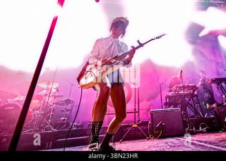 Manchester, Regno Unito. 29 giugno 2025. Michelle Zauner (voce solista, chitarrista) dei Japanese Breakfast si esibisce dal vivo sul palco durante il concerto. Michelle Zauner (voce solista, chitarrista) dei Japanese Breakfast con Craig Hendrix (batteria, percussioni, cori), Lauren Baba (violino, tastiere, percussioni, cori), e Adam Schatz (sassofono, tastiere, percussioni, cori) si sono esibiti alla Manchester Academy UK come parte del loro - The Melancholy Tour. (Foto di Andy Von Pip/SOPA Images/Sipa USA) credito: SIPA USA/Alamy Live News Foto Stock