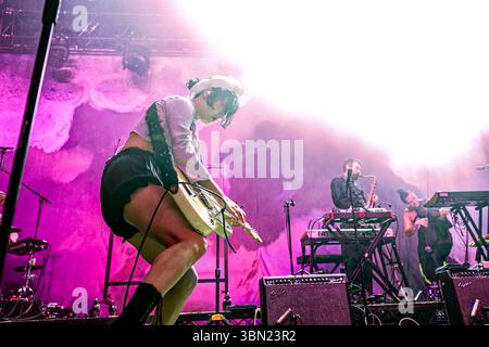 Manchester, Regno Unito. 29 giugno 2025. Michelle Zauner (voce solista, chitarrista) dei Japanese Breakfast si esibisce dal vivo sul palco durante il concerto. Michelle Zauner (voce solista, chitarrista) dei Japanese Breakfast con Craig Hendrix (batteria, percussioni, cori), Lauren Baba (violino, tastiere, percussioni, cori), e Adam Schatz (sassofono, tastiere, percussioni, cori) si sono esibiti alla Manchester Academy UK come parte del loro - The Melancholy Tour. (Foto di Andy Von Pip/SOPA Images/Sipa USA) credito: SIPA USA/Alamy Live News Foto Stock