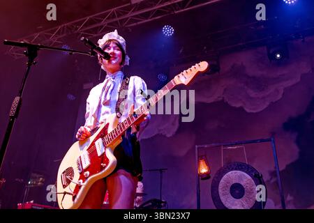 Manchester, Regno Unito. 29 giugno 2025. Michelle Zauner (voce solista, chitarrista) dei Japanese Breakfast si esibisce dal vivo sul palco durante il concerto. Michelle Zauner (voce solista, chitarrista) dei Japanese Breakfast con Craig Hendrix (batteria, percussioni, cori), Lauren Baba (violino, tastiere, percussioni, cori), e Adam Schatz (sassofono, tastiere, percussioni, cori) si sono esibiti alla Manchester Academy UK come parte del loro - The Melancholy Tour. (Foto di Andy Von Pip/SOPA Images/Sipa USA) credito: SIPA USA/Alamy Live News Foto Stock