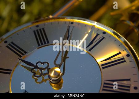 meccanismo e telaio in metallo dorato Foto Stock