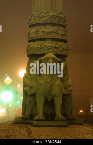 Lubiana, Slovenia - 16 gennaio 2022: Drago sul ponte del drago, in una notte nebbiosa a Lubiana, Slovenia. Foto Stock