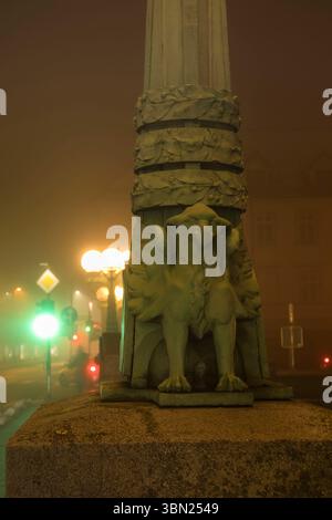 Lubiana, Slovenia - 16 gennaio 2022: Drago sul ponte del drago, in una notte nebbiosa a Lubiana, Slovenia. Foto Stock