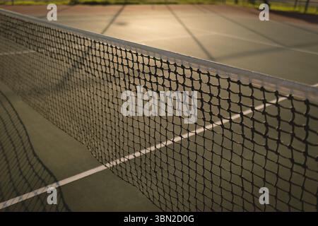 La rete da tennis presenta banda a rete bianca e linee da campo dipinte con luce solare in un'arte dal design piatto Foto Stock