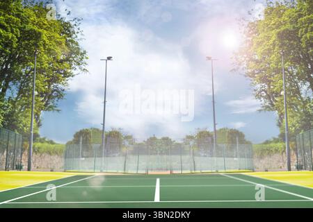 Immagine composita del campo da tennis in una giornata di sole Foto Stock