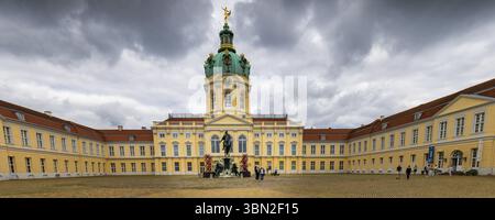 Berlino, Germania - 25 luglio 2023: Ingresso al palazzo Charlottenburg a Berlino, Germania, Europa Foto Stock