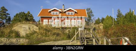 Cottage rossi sull'isola di Harstena in Svezia, principalmente noti per la caccia alle foche che una volta veniva praticata lì. Ora è un'attrazione turistica Foto Stock