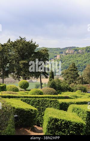 Giardini Marquyssac vicino Beynac lungo il fiume Dordogna nella regione del Perdigord in Francia Foto Stock