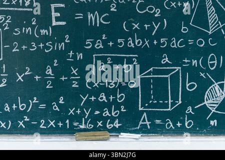 Lavagna riempita di formule matematiche, equazioni algebriche e diagrammi geometrici. Ideale per contenuti relativi all'istruzione, all'insegnamento e ai mathemati Foto Stock