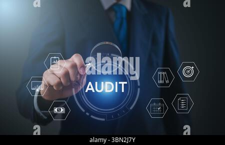 Uomo d'affari che esegue controlli finanziari con lente d'ingrandimento sul cruscotto digitale utilizzando un'interfaccia virtuale, che mostra analisi dei dati, conformità e c Foto Stock