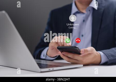 Primo piano di uno smartphone che mostra una chiamata in arrivo da un numero sconosciuto. Perfetto per le comunicazioni in ufficio, le comunicazioni digitali e le attività mobili Foto Stock