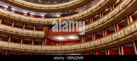 Vienna, Austria - 8 settembre 2024: Interni del Teatro dell'Opera di Vienna a Vienna in Austria Foto Stock
