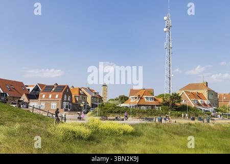 Terschelling, Paesi Bassi - 11 giugno 2023: Cityscape West-Terschelling con Brandaris sull'isola di Wadden Terschelling nella provincia della Frisia nella N Foto Stock