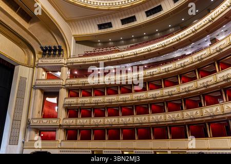 Vienna, Austria - 8 settembre 2024: Interni del Teatro dell'Opera di Vienna a Vienna in Austria Foto Stock