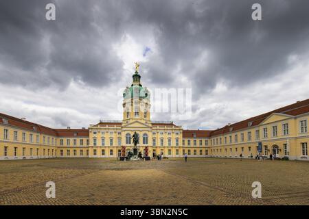 Berlino, Germania - 25 luglio 2023: Ingresso al palazzo Charlottenburg a Berlino, Germania, Europa Foto Stock