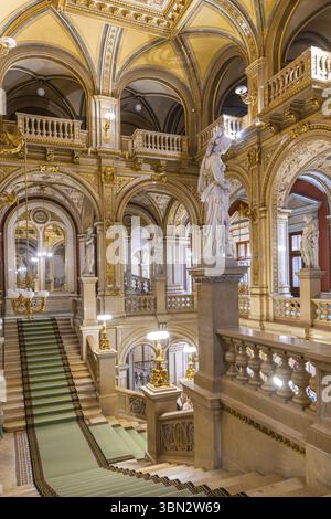 Vienna, Austria - 8 settembre 2024: Atrio e loggia del Teatro dell'Opera di Vienna a Vienna in Austria Foto Stock