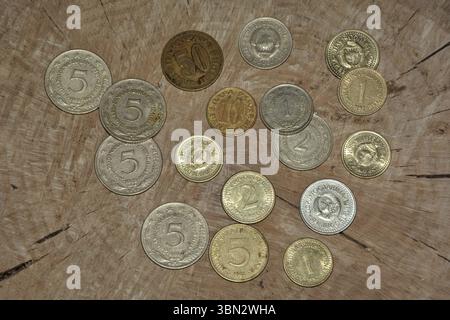 Vecchie monete jugoslave Dinar su legno Foto Stock