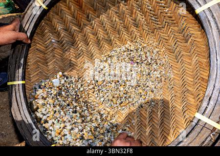 Il lavoratore delle pietre preziose a Ratnapura, nello Sri Lanka Foto Stock