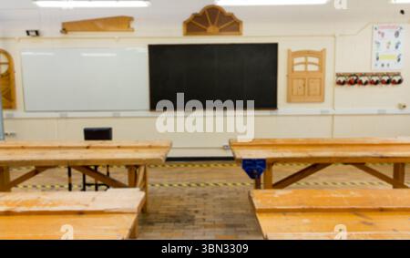 L'officina con design piatto mostra banchi da lavoro in legno con morse metalliche in file e lavagna Foto Stock