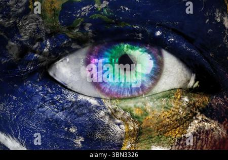 L'occhio umano si fonde con la vista satellitare della Terra nell'arte digitale surreale, mostrando l'iride arcobaleno Foto Stock