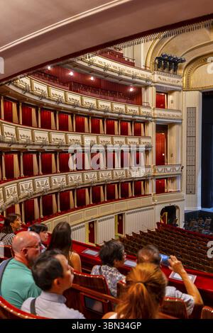 Vienna, Austria - 8 settembre 2024: Interni del Teatro dell'Opera di Vienna a Vienna in Austria Foto Stock