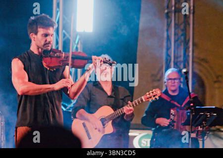 Calimera, Salento, Italia - 21 giugno 2025: Il festival musicale Super Taranta in Salento, Italia. Si concentra sulla pizzica, un genere popolare di musica folk Foto Stock