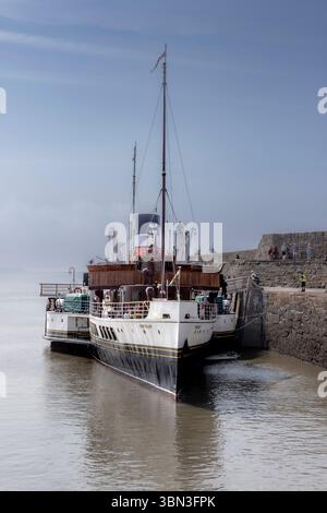 The Waverly, l'ultimo battello a vapore al mondo che va sull'oceano, visita il porto di Porthcawl nel Galles meridionale, attraverso il Canale di Bristol. Foto Stock