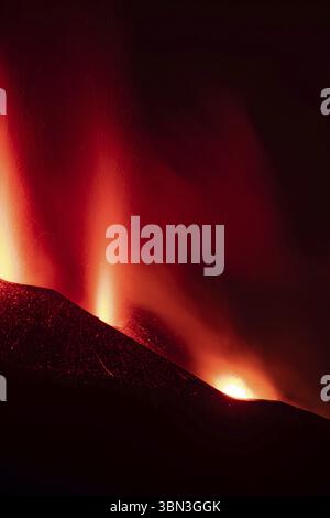 Vulcano eruttante sull'isola di la Palma, Isole Canarie, Spagna. Foto Stock