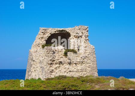 Rovine dell'antica torre di guardia costiera nell'area archeologica di Roca Vecchia, Salento, Italia Foto Stock
