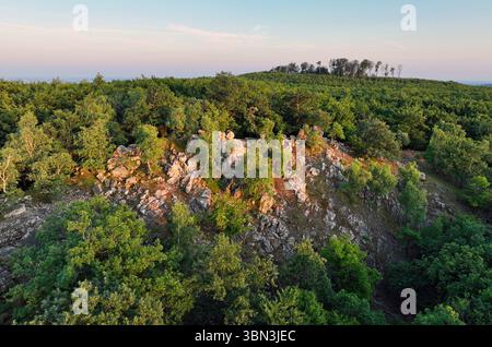 Incredibile paesaggio montano con colorato tramonto vivace sul cielo nuvoloso, naturale sfondo di viaggio all'aperto. Bellezza mondo Foto Stock