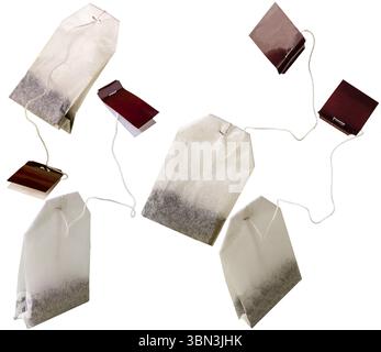 Bustine di tè su sfondo bianco, isolare Foto Stock
