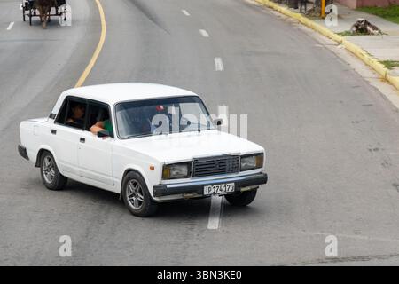Varadero, Cuba - 2 settembre 2023: Vecchia VAZ 2107 (Lada 1500, 1600) auto russa nelle strade di Varadero, Cuba Foto Stock