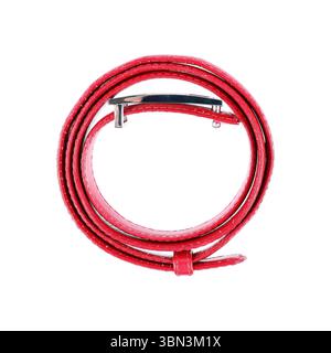 si tratta di una cintura rossa in pelle arrotolata isolata sul bianco. Foto Stock